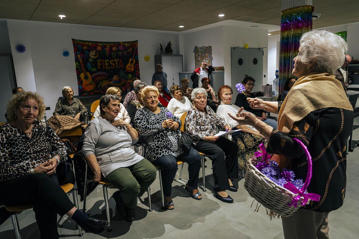 Barcelona 21/11/2025 Barcelona. Montse Corella, vecina del edificio para mayores Adela Barquín. Se la fotografiará en su casa y participando en las actividades del centro para ilustrar su testimonio personal, junto con imágenes genéricas del edificio, sus residentes y las actividades que acoge, destinadas a un artículo sobre coliving sénior. AUTOR: MANU MITRU