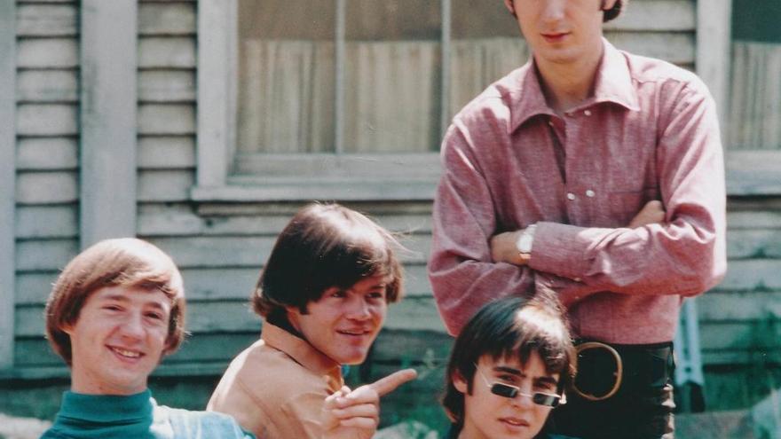 Peter Tork (i) junto al resto de los Monkees.