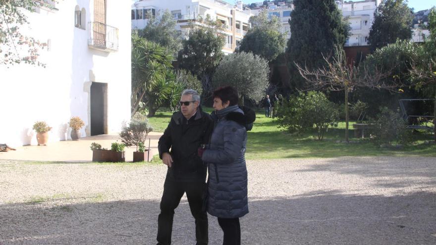 Josep Oriol Martí i Montse Mindan visitant els jardins.