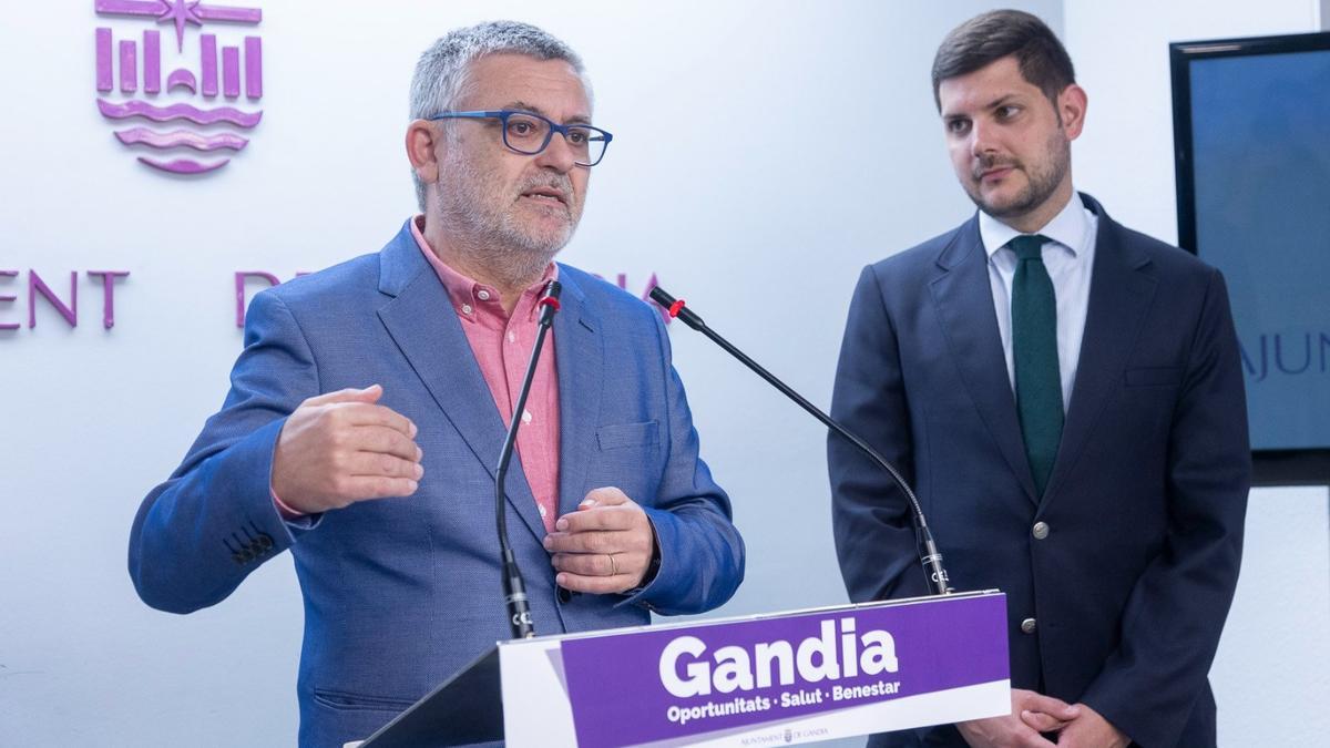 Josep Alandete, junto al alcalde, José Manuel Prieto, en una rueda de prensa