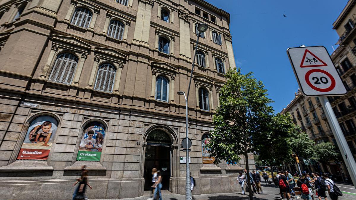La fachada del colegio de los jesuitas de Casp, en Barcelona.