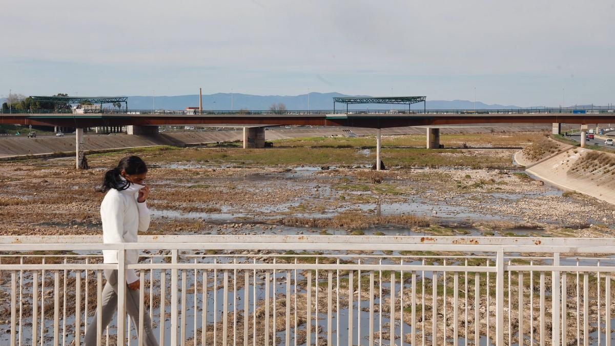 El mal olor de las aguas sucias obliga a cubrirse la nariz cuando uno atraviesa la pasarela de la Esperanza
