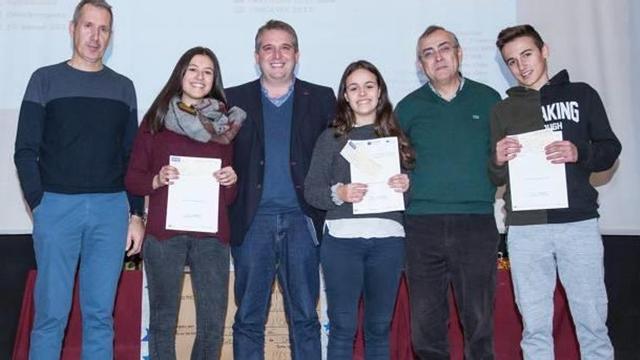 Jordi Úbeda, primero por la derecha, junto al resto de premiados, los impulsores del concuso y el edil Peris.