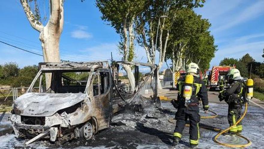 Estado en el que quedó el camión tras el incendio.