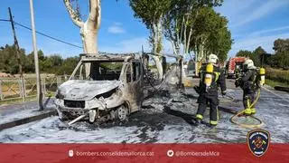 Arde un camión cargado con vallas metálicas en Alcúdia