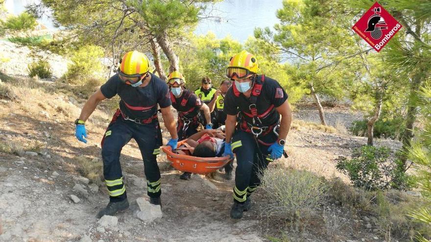 Rescatada una pareja que ha caído a un acantilado en l&#039;Alfàs del Pi