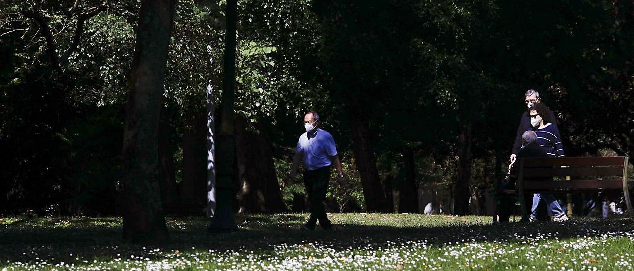 Vecinos paseando por el parque de Ferrera.