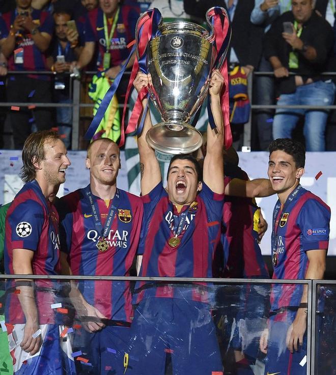 Luís Suárez levanta el trofeo tras ganar la final de la UEFA Champions League ante la Juventus en el Estadio Olímpico de Berlín el 6 de junio del 2015.