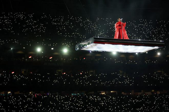 Así ha sido la espectacular actuación de Rihanna en la Super Bowl