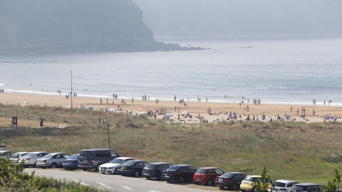 Coches aparcados en la playa de Rodiles.