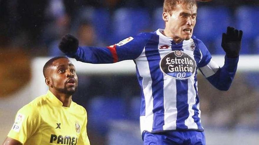 Álex despeja de cabeza en el partido de Riazor ante el Villarreal.