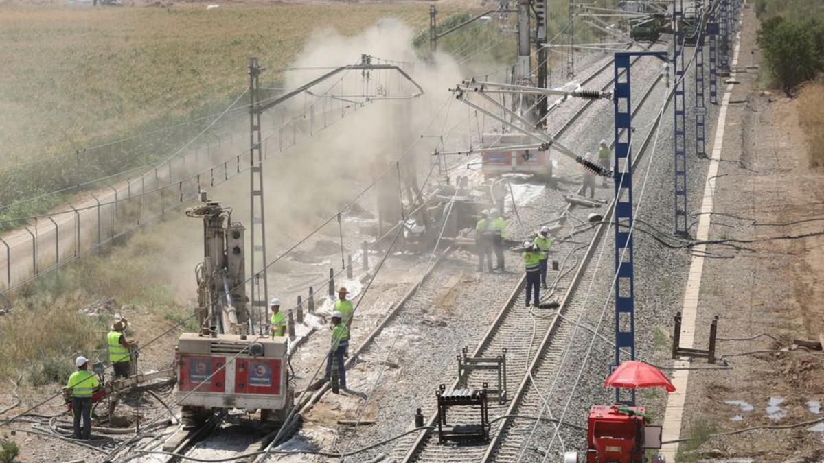 Avance de los trabajos en el tramo de Zuera de la línea de Huesca. | ÁNGEL DE CASTRO