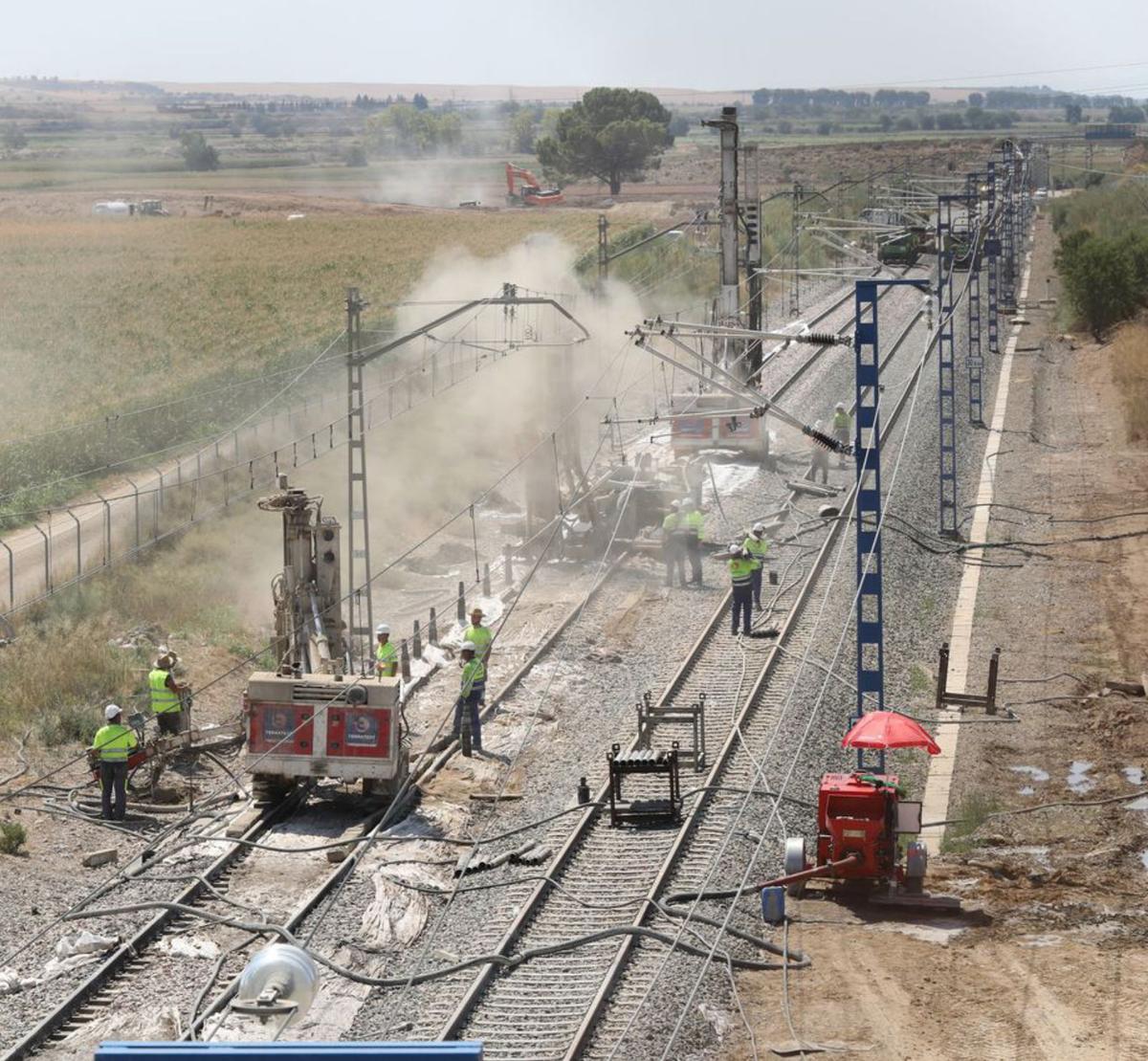 Avance de los trabajos en el tramo de Zuera de la línea de Huesca. | ÁNGEL DE CASTRO