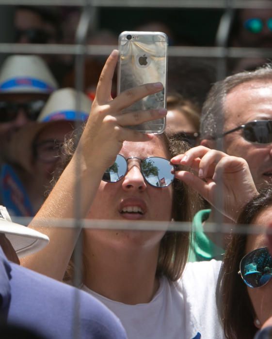 Tras 5 minutos y 90 kilogramos de pólvora el público ha roto en un sonoro "esto sí que es una mascletá".