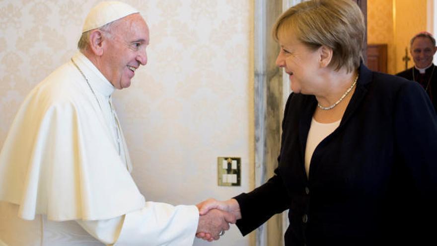 El Papa Francisco se reúne con Merkel en el Vaticano