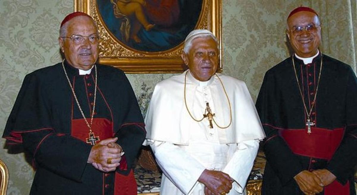 Sodano (esquerra), Benet XVI i Bertone, just després que el primer sortís de la Secretaria d’Estat i fos rellevat pel tercer, el 2006. Sodano (esquerra), Benet XVI i Bertone, just després que el primer sortís de la Secretaria d’Estat i fos rellevat pel tercer, el 2006.