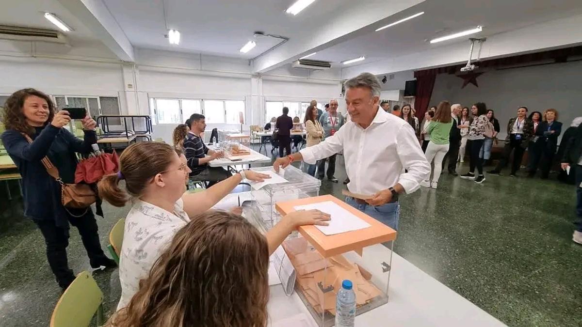 Presidenta de 25 años y vocales de 22: Chulvi ha votado en la mesa electoral más joven de Xàbia