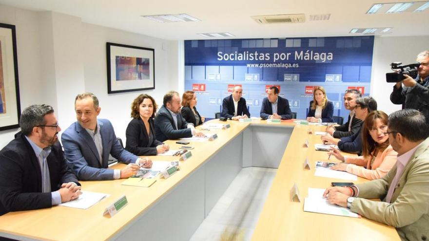 Ruiz Espejo se reunió ayer con los representantes del PSOE de la Diputación.