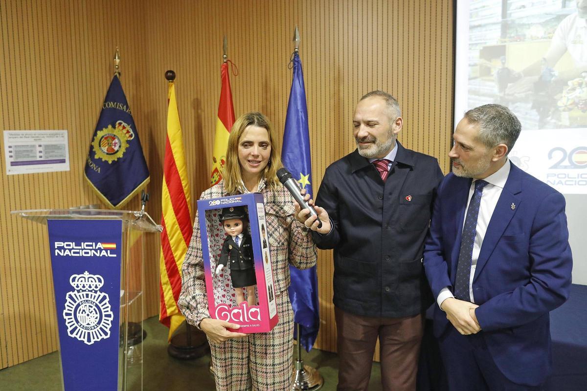 L'actriu Macarena Gómez amb la nina policia "Gala" i el subdelegat del Govern a Girona i el president de la Fundació Juntos Por Una Sonrisa.