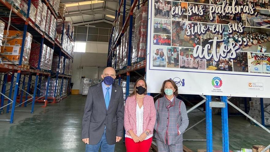 La delegada territorial de Igualdad, Políticas Sociales y Conciliación, María Dolores Fernández, ha visitado la sede del Banco de Alimentos de Málaga