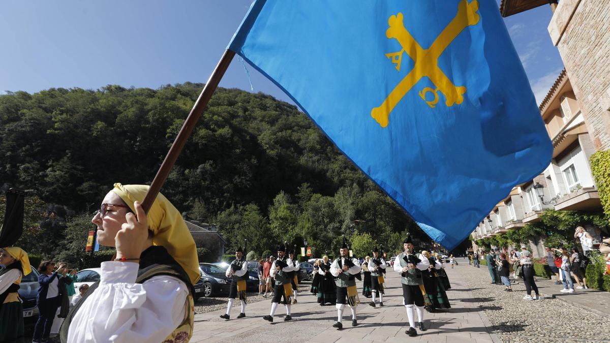 Grupo folclórico en Covadonga, con la bandera de Asturias, en una imagen de archivo.