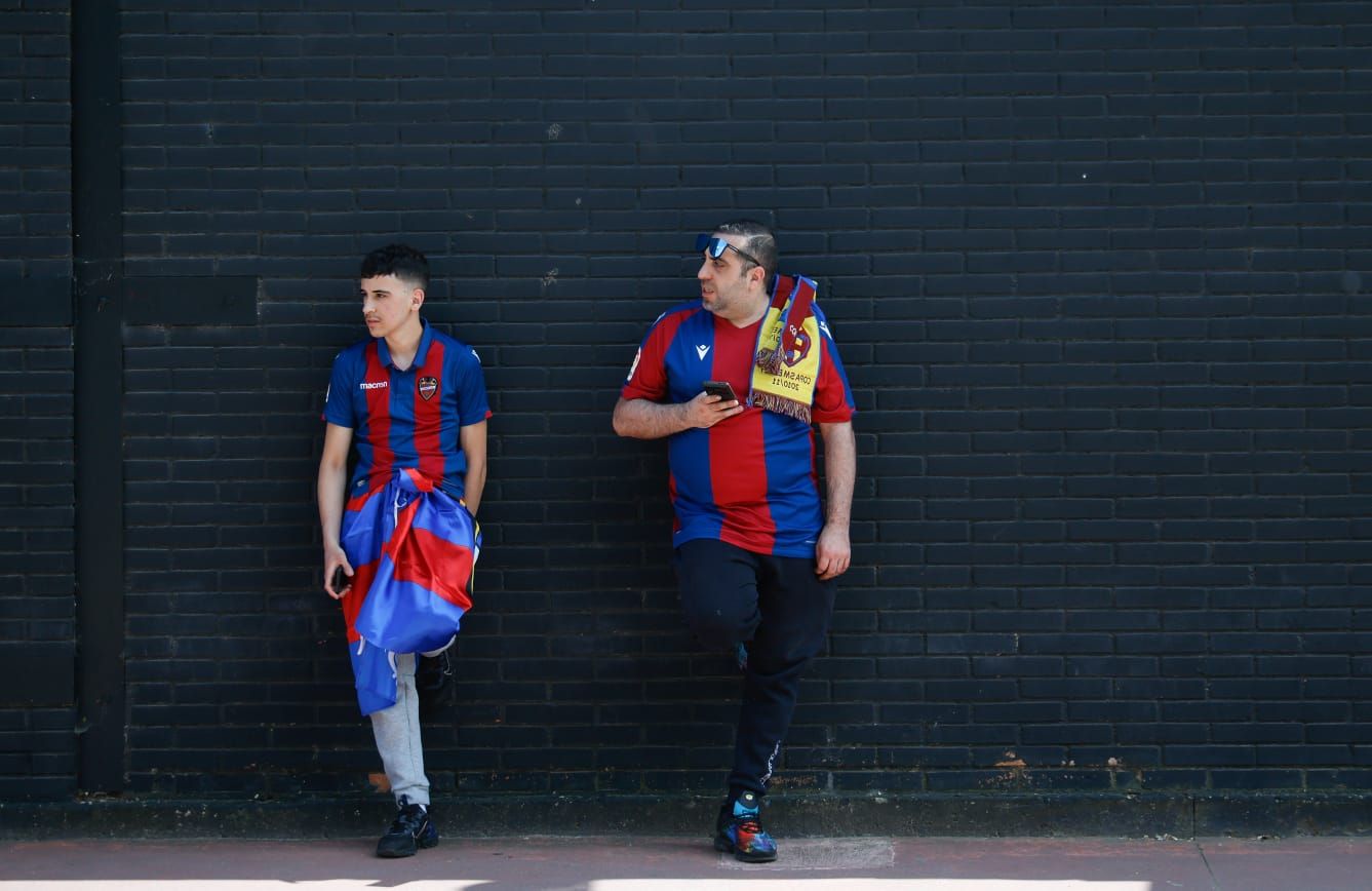 Explosión granota en la llegada del Levante UD a El Plantío