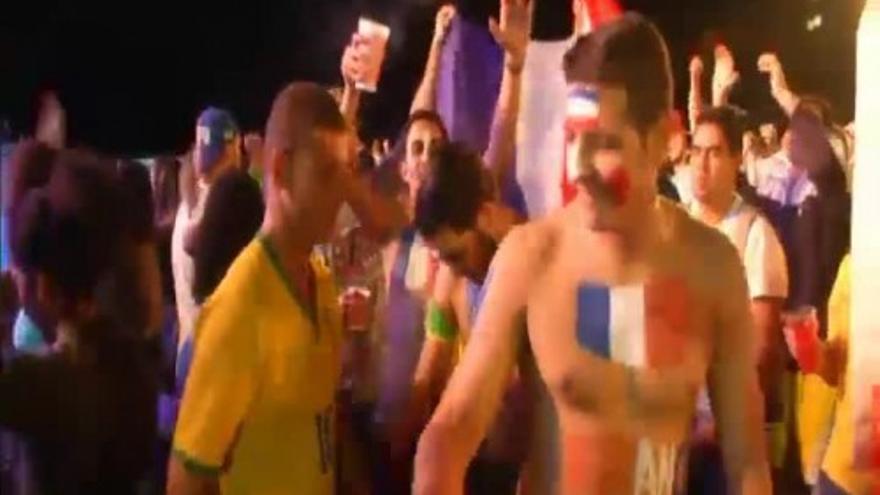 Celebración 'a la francesa' en la playa de Copacabana