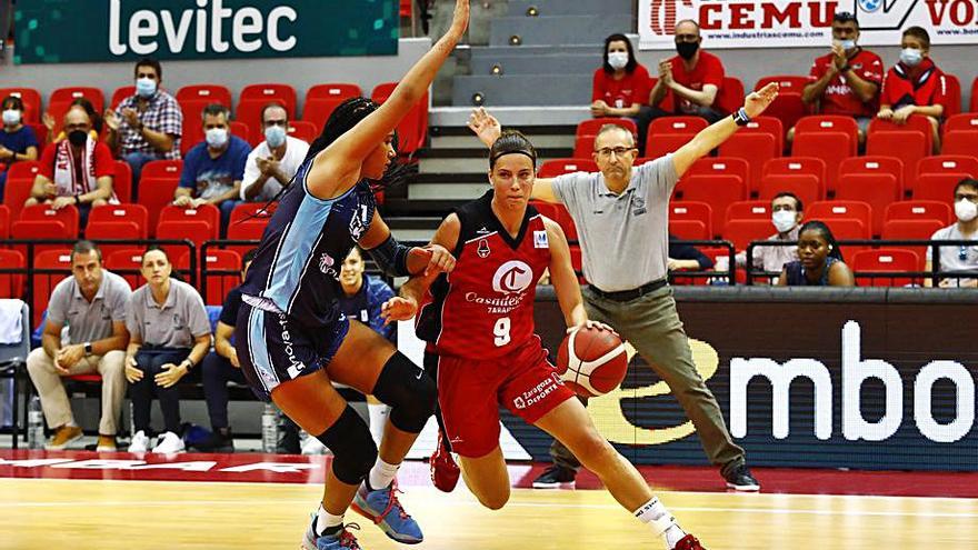 Antonia Delaere intenta avanzar durante el partido de ayer.