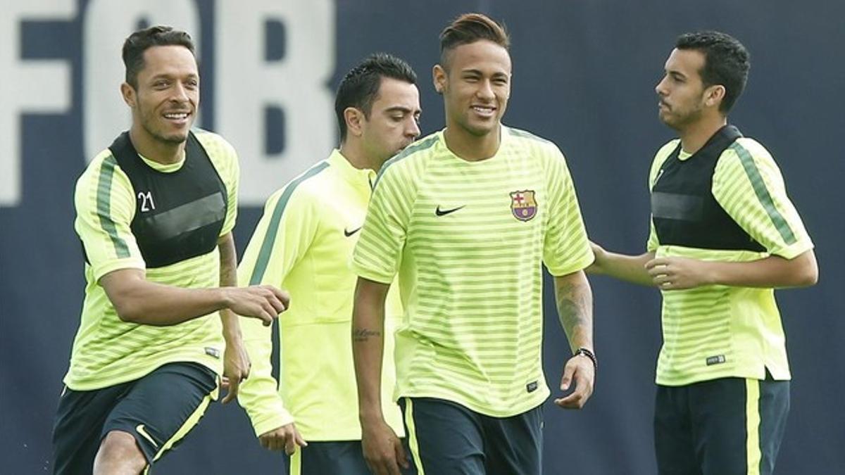 Adriano, Xavi, Neymar y Pedro, en la sesión previa al encuentro contra el PSG