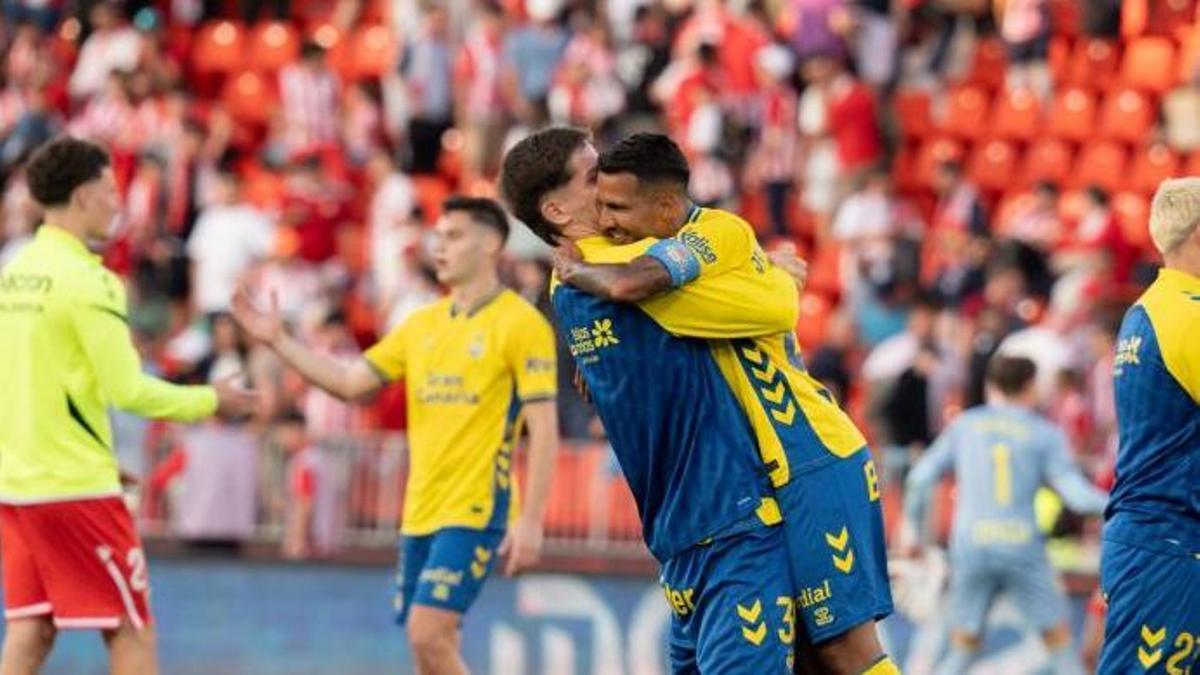 El abrazo de Pedrola y Viera.