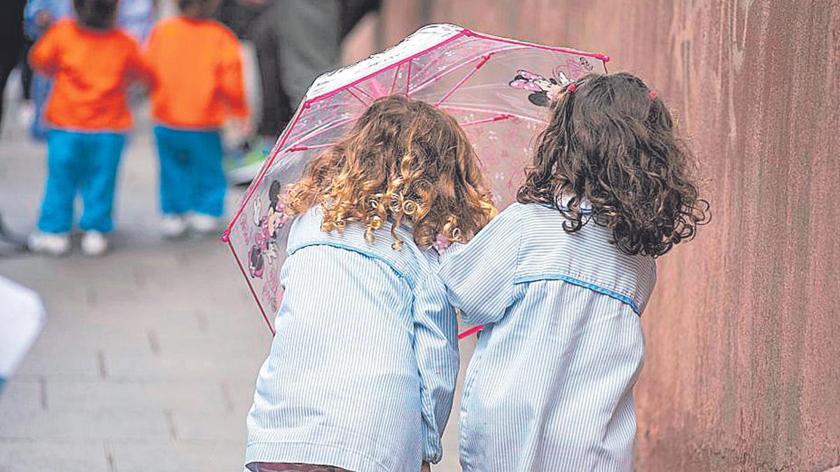 Dos niñas en la entrada de un centro educativo de A Coruña