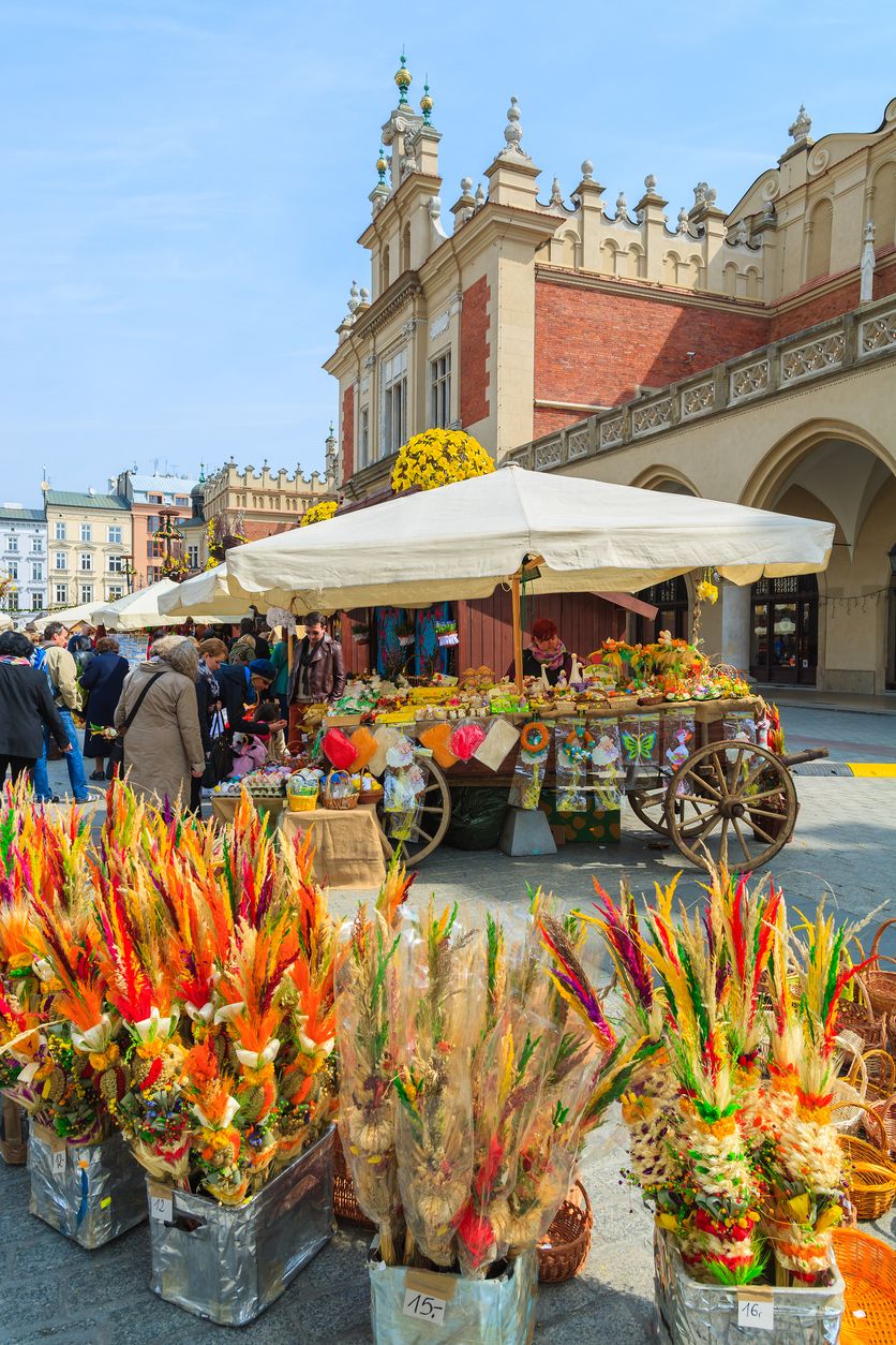 Palmas de semana Santa en el mercado principal de Cracovia durante la Feria de abril, Polonia