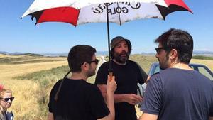 Los hermanos David y José Manuel Muñoz, junto a Urmeneta, en el campo de cultivo de Tierra Estella, Navarra.