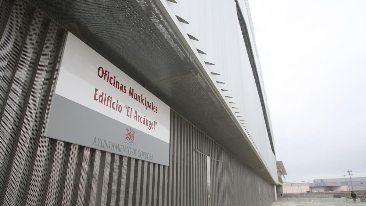 Fachada de la sede de las oficinas municipales en el edificio del estadio EL Arcángel.