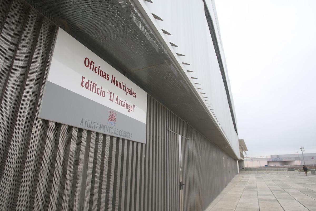 Fachada de la sede de las oficinas municipales en el edificio del estadio EL Arcángel.