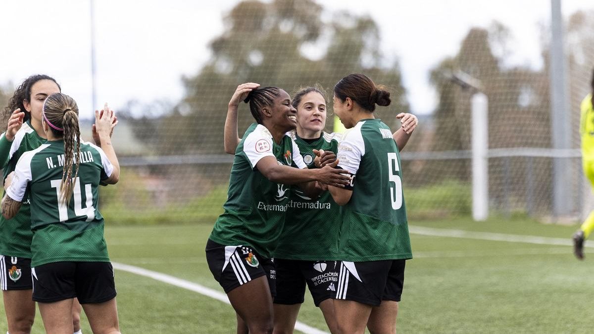 Jugadoras del Cacereño Femenino celebran un gol durante un partido de esta temporada.