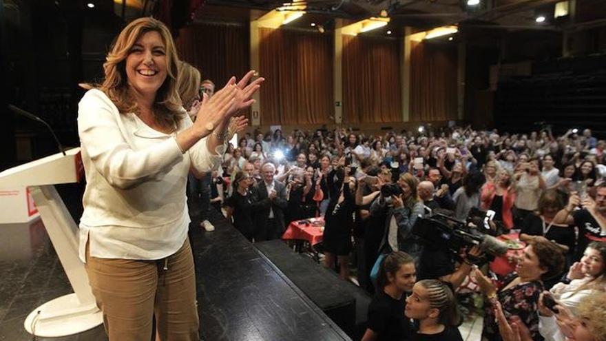 La presidenta de la Junta de Andalucía, Susana Díaz, aplaude a los asistentes momentos antes de participar, junto a la exministra y candidata del PSC a las generales, Carme Chacón, en una comida organizada por el PSC para hablar de políticas de igualdad en Sant Boi de Llobregat (Barcelona).