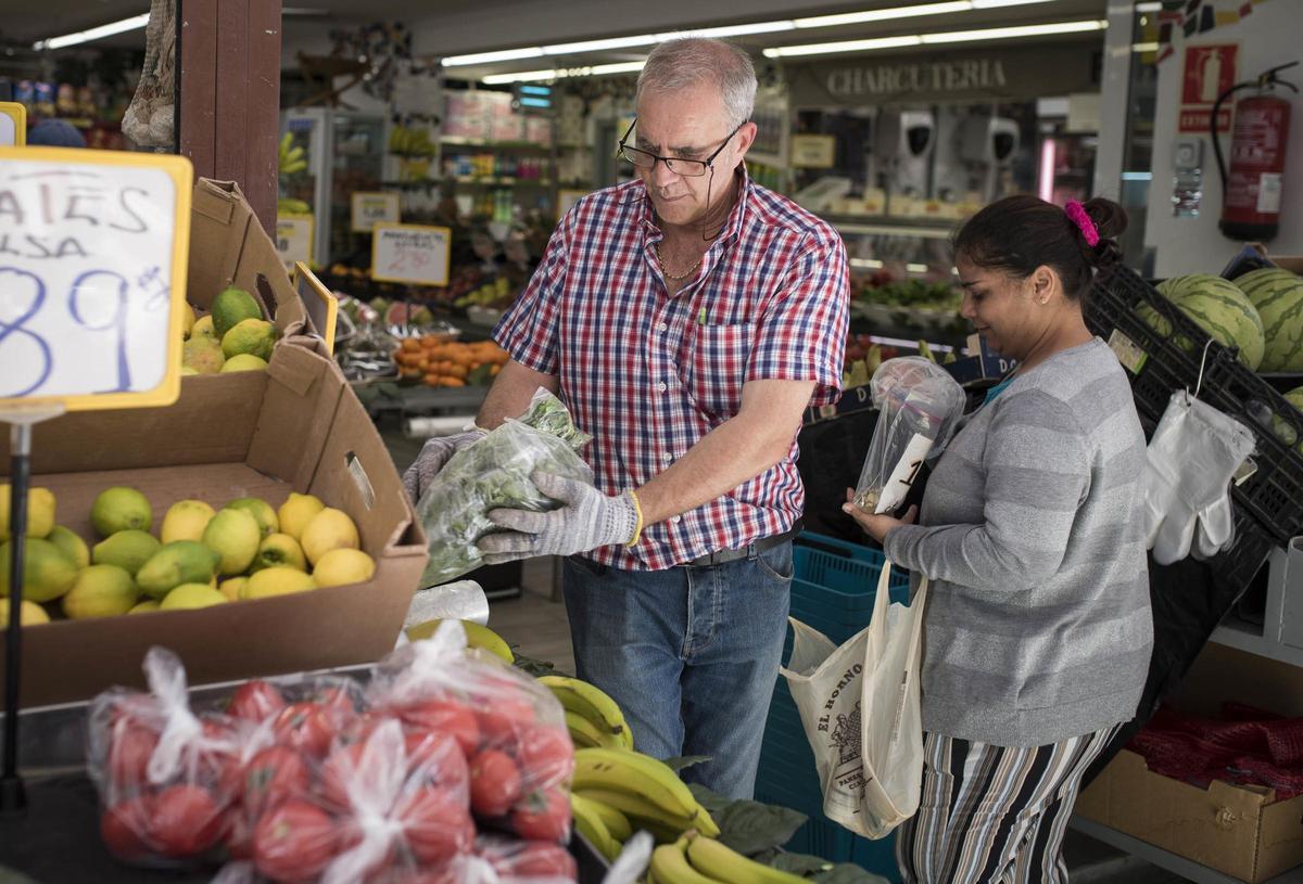 Compras en un comercio local de las Islas.