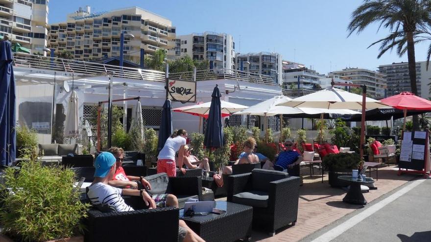 Turistas en una de las terrazas de Marbella.