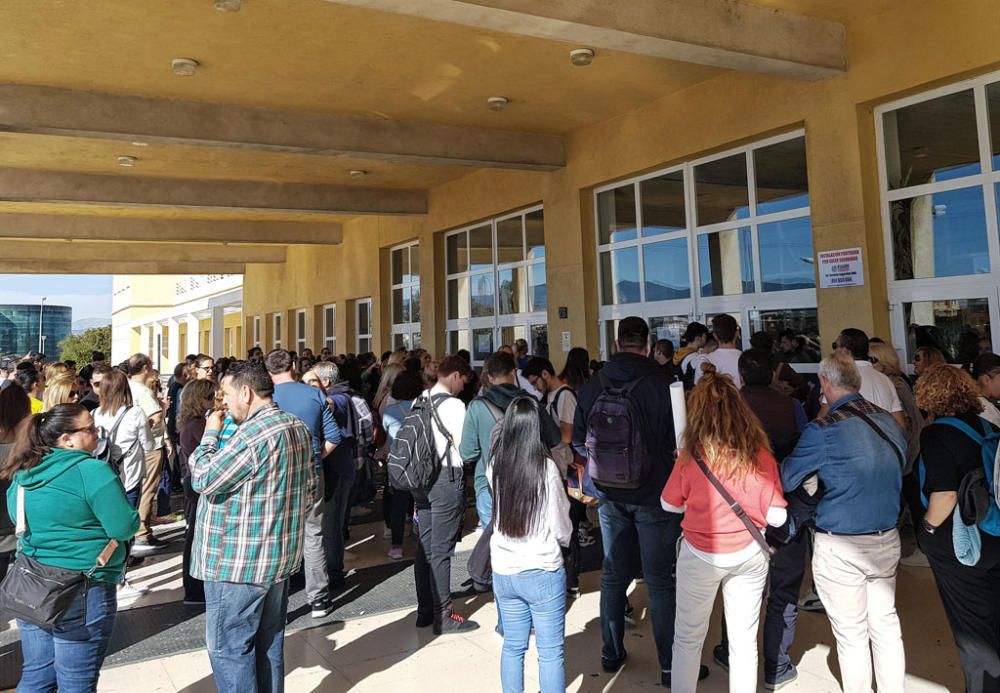 El encierro del personal de limpieza en la Facultad de Derecho de la Universidad de Málaga llega a su tercer día. La basura de los centros sigue acumulándose, pero las empresas, los trabajadores y la institución académica todavía no han llegado a un acuerdo. Este miércoles se ha vuelto a repetir la concentración de otros limpiadores a las puertas del edificio