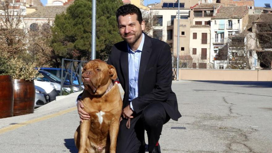 Jonas Amadeo Lucas, amb el gos Leben davant el campanar de Falset.