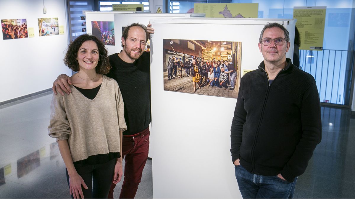 El periodista Nando Cruz, Marti Fradera i Ada Sbriccoli en la exposición 'Altres escenaris possibles', en el Centre Cultural Albareda, del Poble-sec