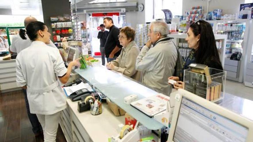 Usuaris comprant en una farmàcia gironina en una imatge d´arxiu.