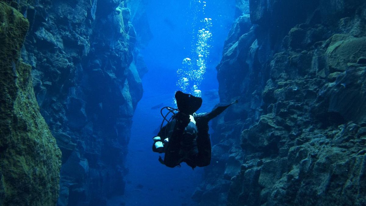 Bucear en la grieta entre dos placas tectónicas en Islandia: la experiencia definitiva