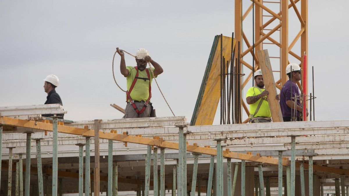 Operarios en una obra en Sagunt.