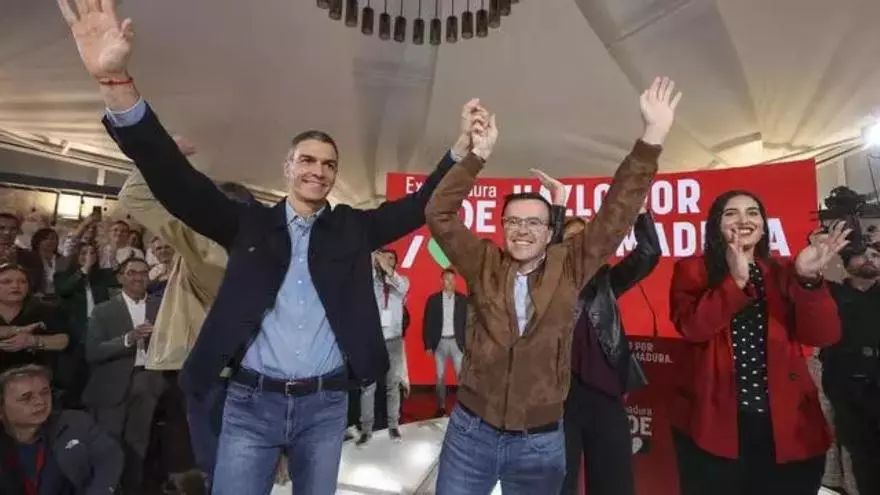 Vídeo | El presidente del Gobierno arropa al candidato socialista a la presidencia de la Junta de Extremadura