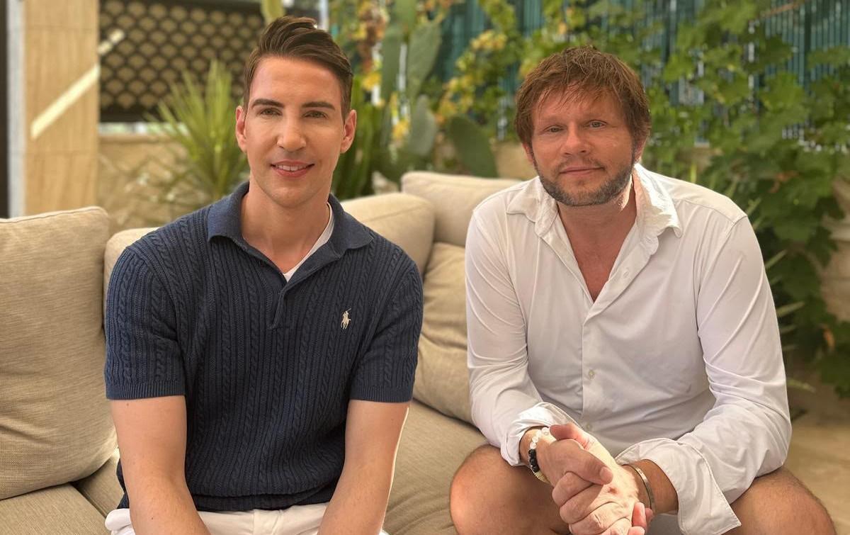 Sebastian Siebers (li.) und Michael Köhler sind die Inhaber des Pflegezentrums Nord in Rostock und leiten die betreuten Reisen nach Mallorca persönlich.
