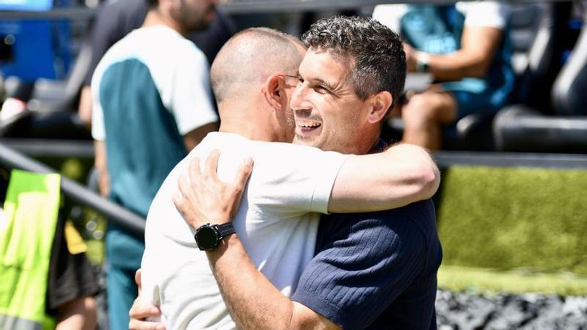 Juanfran Funes en un abrazo con el entrenador de la AD Ceuta, Jose Juan Romero.