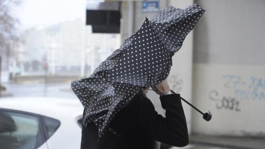 Un paraguas deformado por el viento en A Coruña.