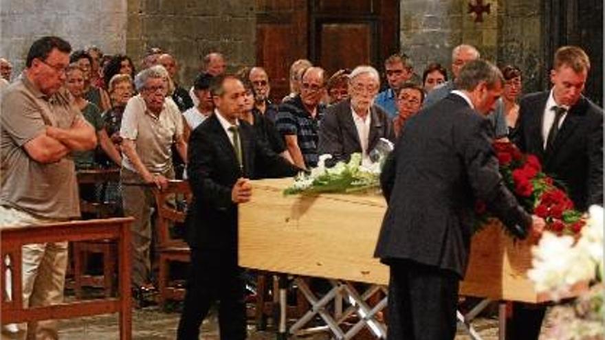 Narcís-Jordi Aragó acompanya el fèretre a la basílica de Sant Feliu de Girona.